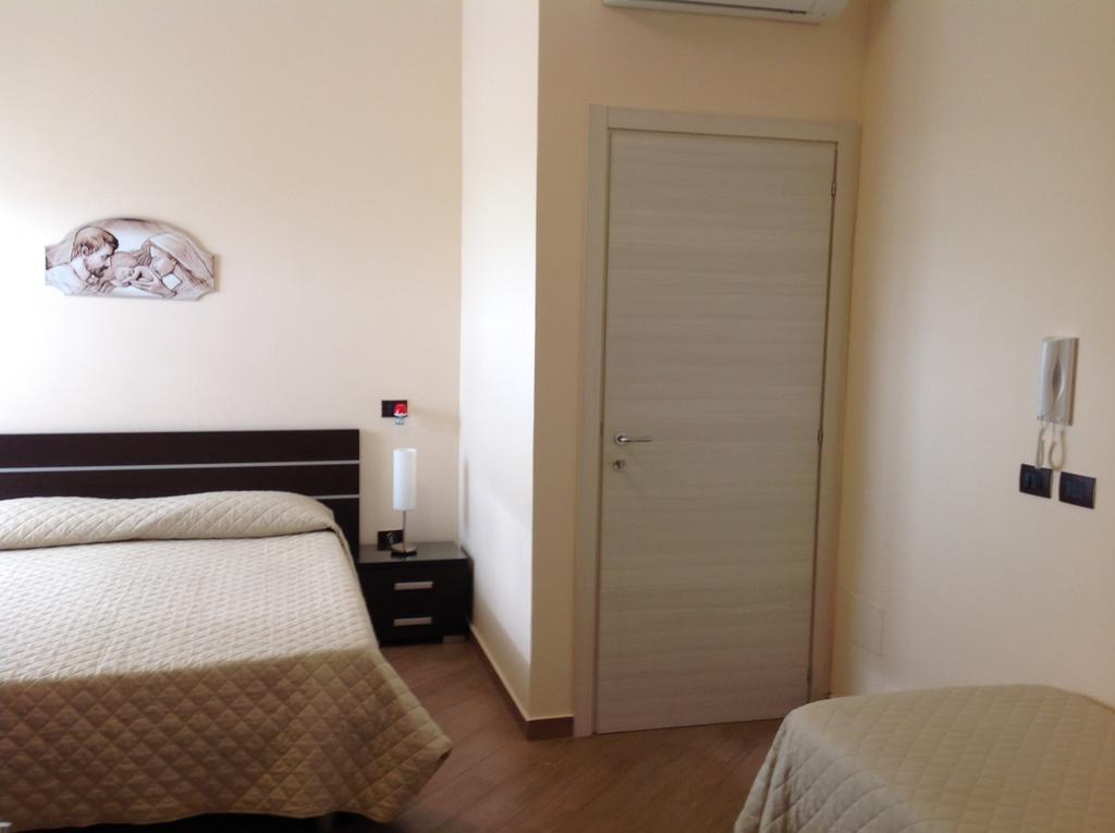 Costa Del Sol Bed & Breakfast Порто Емпедокле Стая снимка